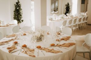 Décoration florale mariage monochrome élégante et épurée