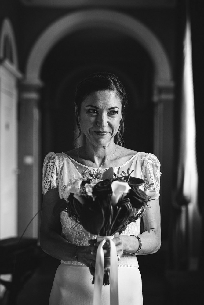Mariée tenant un bouquet lors de son mariage en Haute-Garonne
