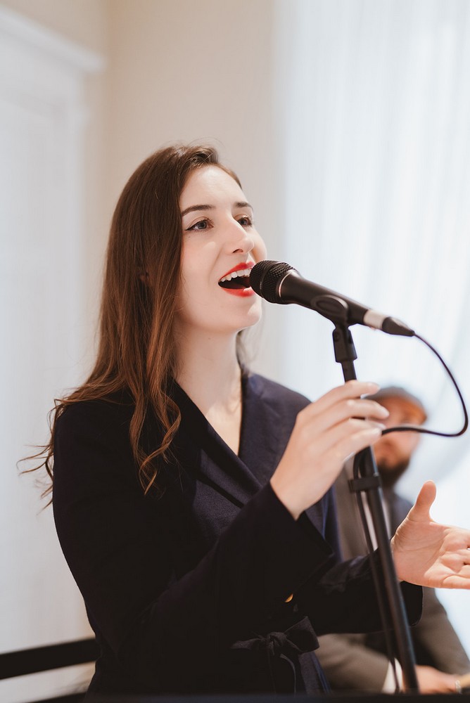 Chanteuse accompagnant la soirée de mariage près de Muret