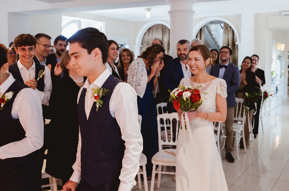 Entrée de la mariée sous le regard des ses invités