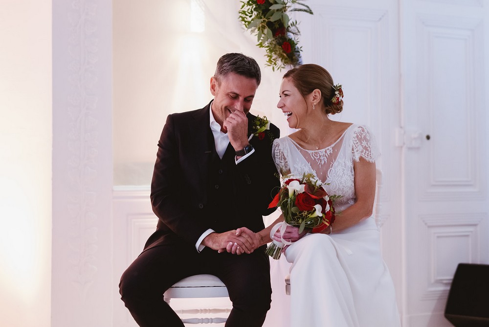 Moment de complicité entre un couple de mariés