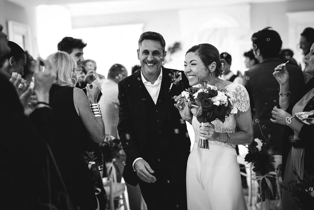 Mariés sous une pluie de bulles lancées par leurs invités lors d’un mariage près de Muret