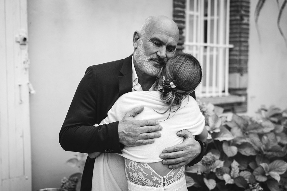 Mariée et un proche partageant un moment d'émotion
