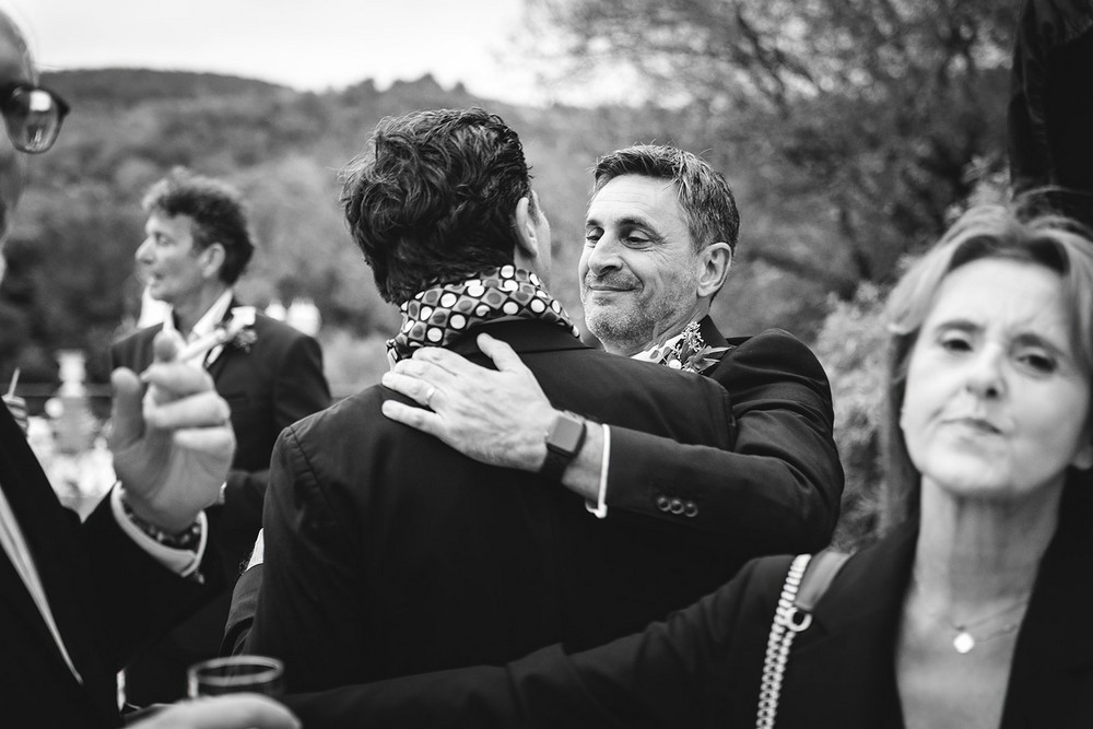 Marié et un proche partageant un moment d'émotion