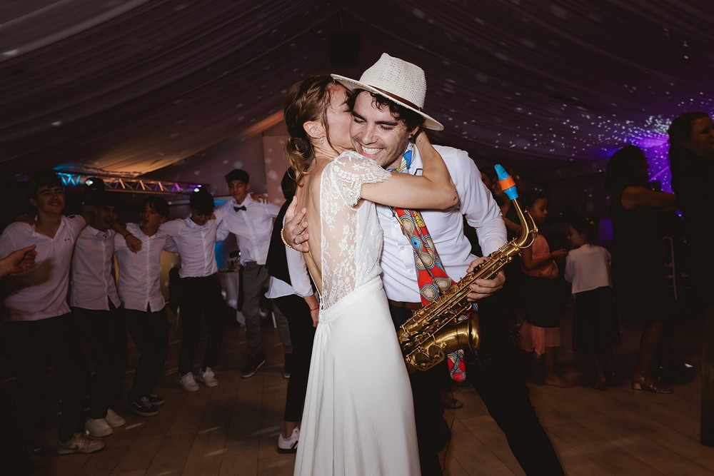 Mariée et saxophoniste au milieu des invités lors d'un mariage près de Muret