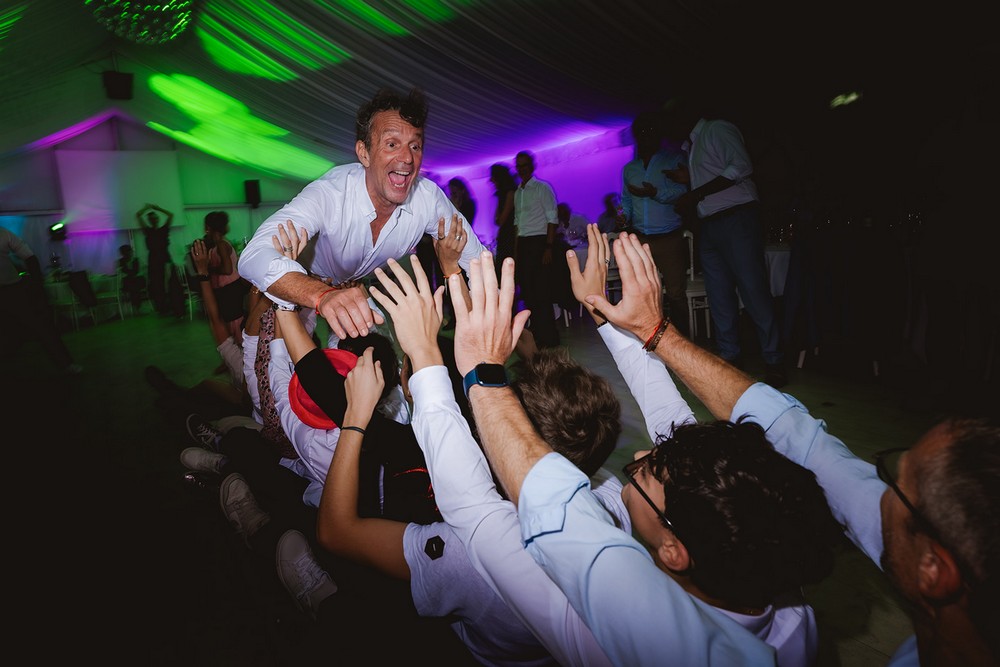 Invité porté par la foule lors d’une animation de mariage près de Muret