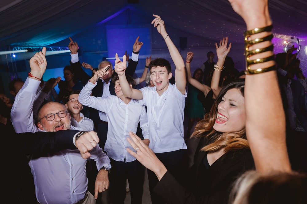 Convives profitant de la soirée dansante lors d’un mariage au sud de Toulouse