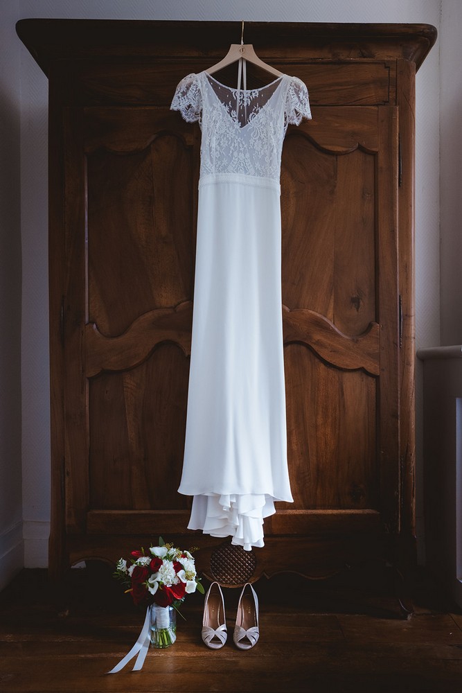 Robe de la mariée et ses chaussures avant la célébration de son mariage en Haute-Garonne
