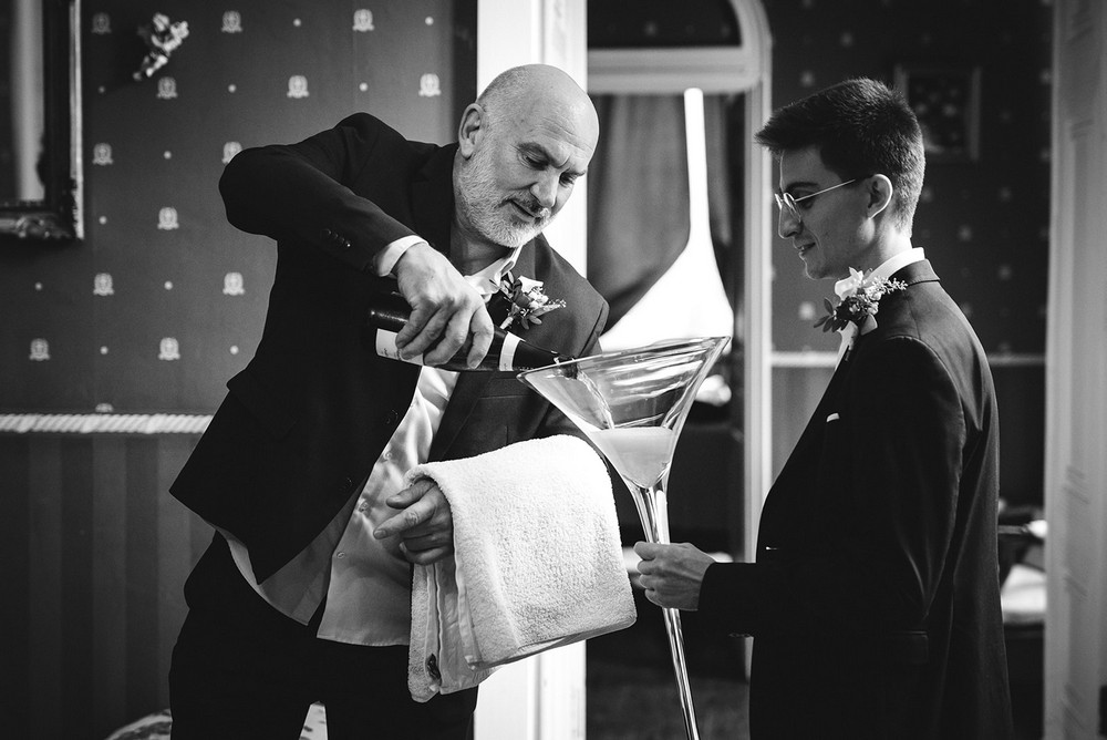 Coupe de champagne géante remplie pour la célébration d’un mariage
