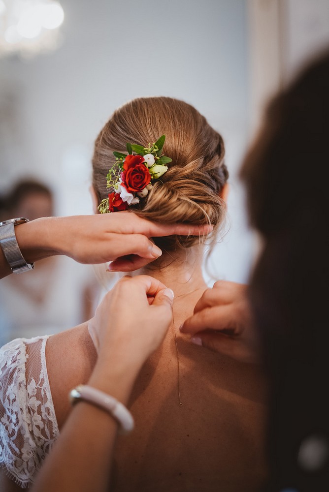 Détail de la coiffure de la mariée lors de son mariage