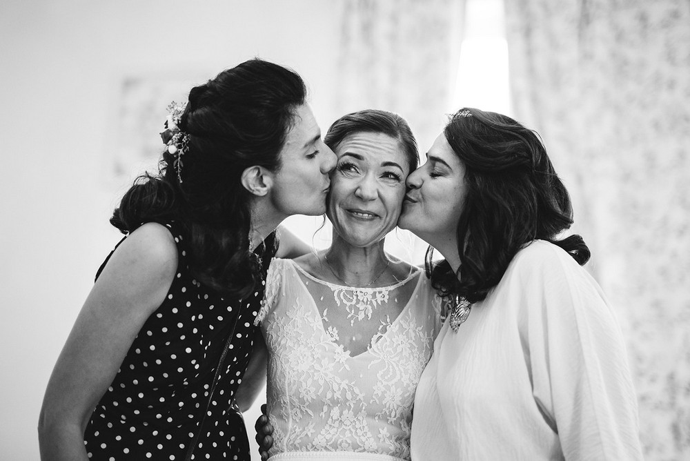 Mariée entourée de ses proches avant son mariage près de Muret
